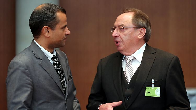NSU-Ausschussvorsitzender Sebastian Edathy im Gespräch mit MAD-Präsident a.D., Karl-Heinz Brüsselbach.