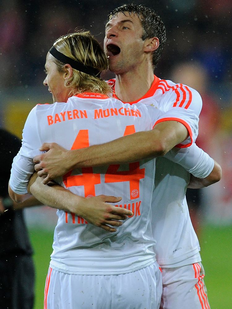 Thomas Müller und Anatoli Timoschtschuk schossen die Bayern im Breisgau zur Herbstmeisterschaft.