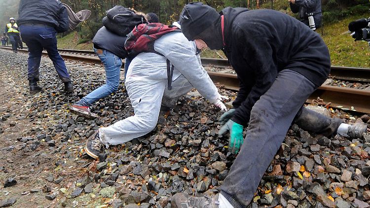 Beim "Schottern" wird das Gleisbett ausgehöhlt.