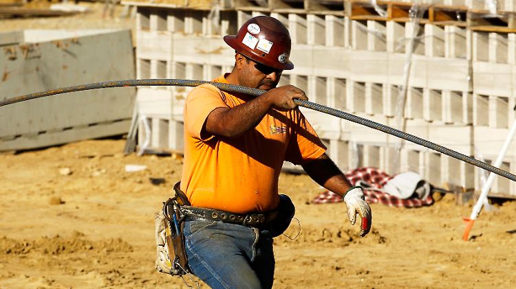 Das Zünglein an der Waage: Der US-Arbeitsmarktbericht. Erst wenn sich die Lage "substanziell" ändert, will die Fed die Zinsen anheben.