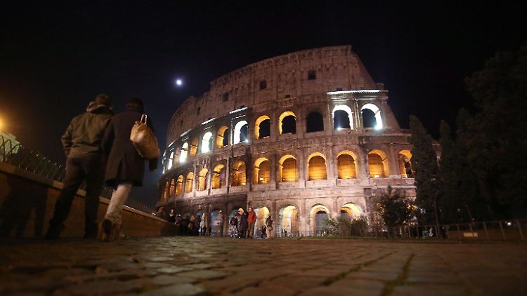 Das Colosseum in Rom erstrahlt: Italiens Anleiherenditen spiegeln das derzeit wieder. Sie sind so niedrig wie zuletzt vor zwei Jahren.