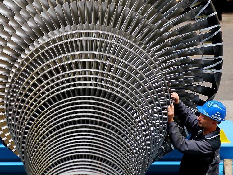 Rotierende Technik: Ein Mechaniker überprüft beim Turbinenhersteller MAN-Turbo in Oberhausen Qualität und Präzision.