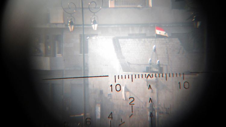 Ein Blick durchs Zielfernrohr: In Syrien toben auch nach 20 Monaten des Aufstands heftige Gefechte.