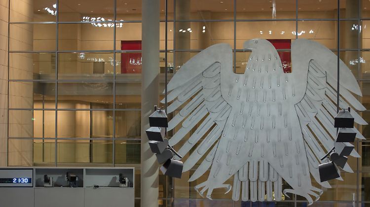 Unter den Augen des Bundesadlers: Erst kurz vor Mitternacht verabschieden die Parlamentarier den Entwurf in die Ausschüsse.