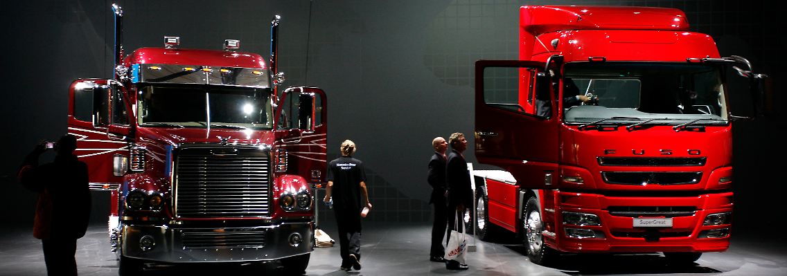 Schwere Lkw: Rechts ein Fuso, links ein Freightliner.