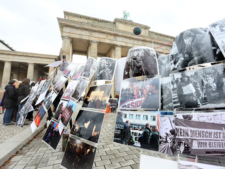 Seit Wochen protestieren Flüchtlinge vor dem Brandenburger Tor in Berlin für bessere Lebensbedingungen.
