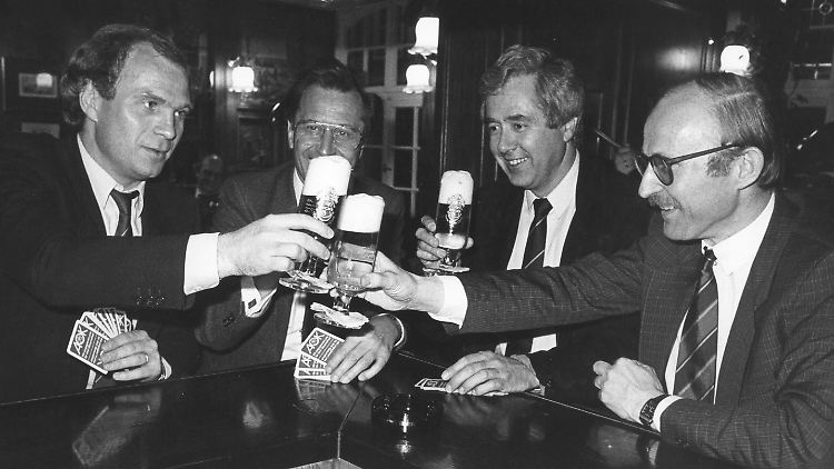 Bei einer Bier- und Skatrunde in der Bremer Altstadt stoßen am 21.04.1986 an (v.l.): Bayern-Manager Uli Hoeneß, der Bremer Werder-Präsident Dr. Franz Böhmert, Bayern-Präsident Prof. Fritz Scherer und Werder-Manager Willi Lemke.