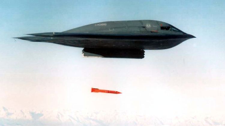 Ein B-2 Spirit Bomber wirft bei einer Übung eine B61-11 ab.