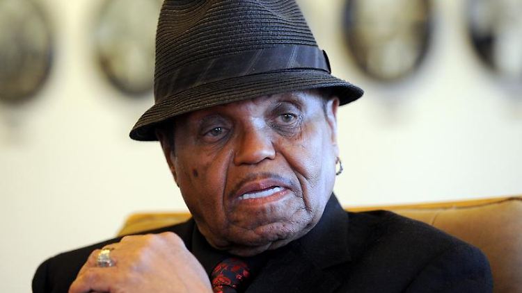 Joe Jackson hat einen leichten Schlaganfall erlitten.