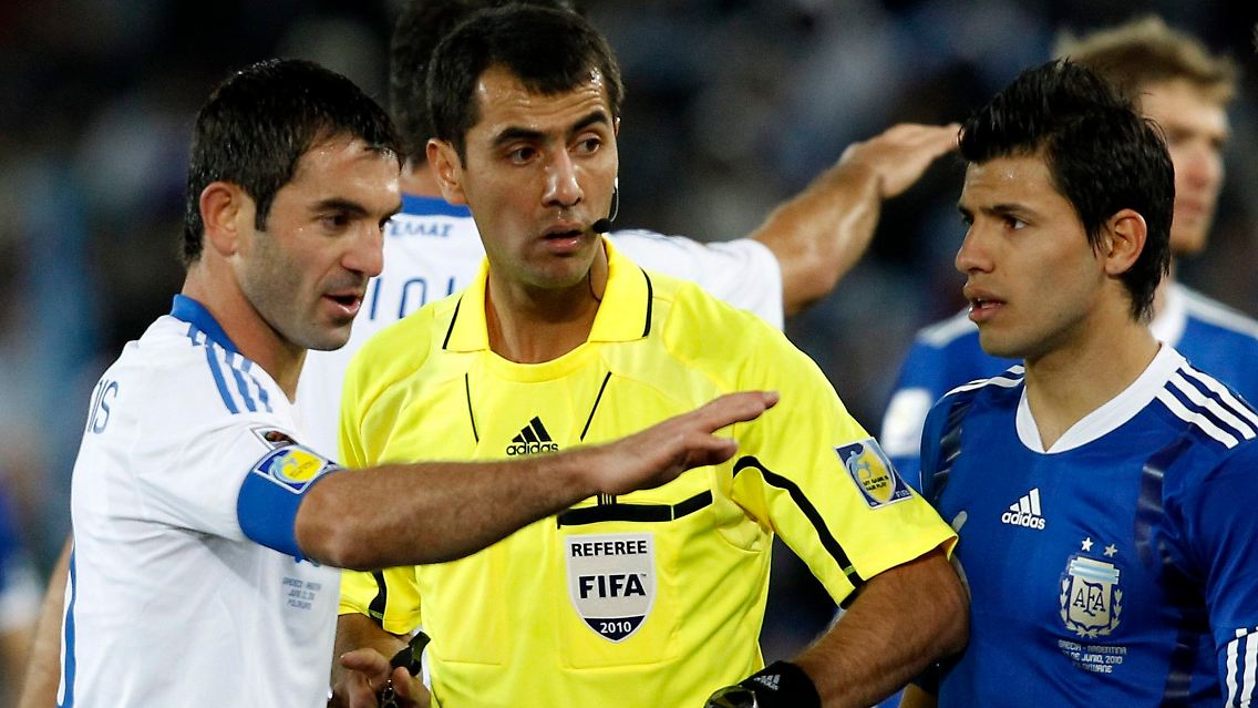 Der Grieche Georgios Karagounis, links, im Gespräch mit dem Schiedrichter Rawschan Irmatow im Gruppenspiel Griechenland gegen Argentinien.