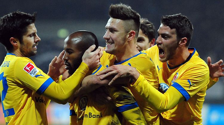 Jubel, Trubel, Heiterkeit: Die Braunschweiger feiern den Sieg gegen den FC St. Pauli. Mittenmang: Torschütze Domi Kumbela.