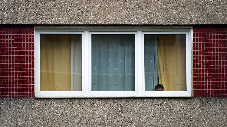 Opposition und Sozialverbände ärgert auch, dass die Bundesregierung allein die Bezüge anpassen will und nichts an Regeln wie der Residenzpflicht oder der Unterbringung in Asylheimen ändern möchte.
