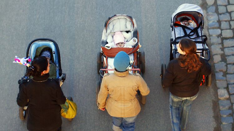 Das Betreuungsgeld bekommen Mütter, die ihre Kinder nicht in eine Kita geben, sondern zu Hause betreuen.