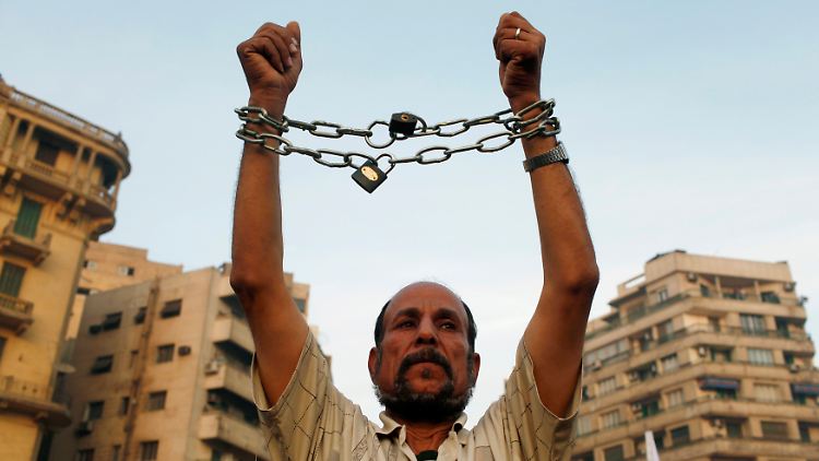 In Ketten gelegt von den Islamisten - so fühlen sich viele der Männer und Frauen, die dieser Tage in Ägypten demonstrieren.