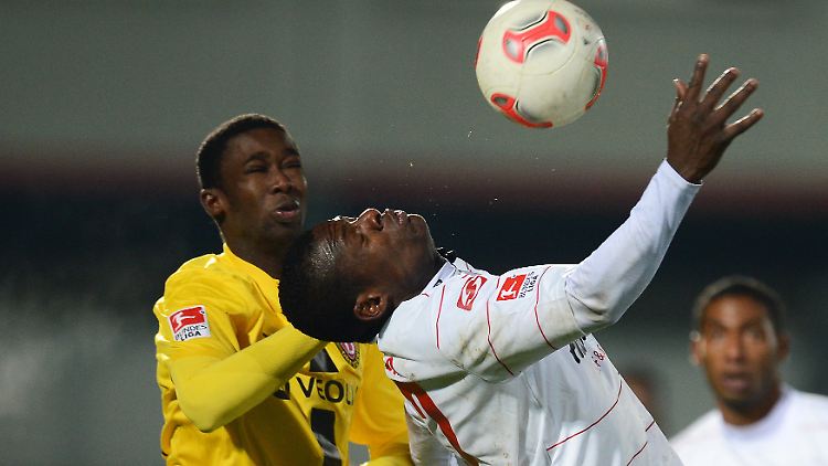 Regensburg: Der Ball war teilweise hart umkämpft.