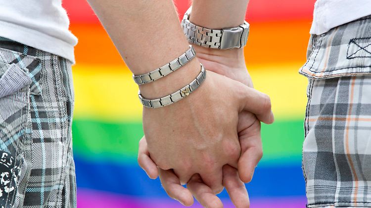 Wunschbild Vater, Mutter, Kind: Energisch wehren sich Teile der Union gegen die Pläne homosexuelle Lebenspartnerschaften aufzuwerten.