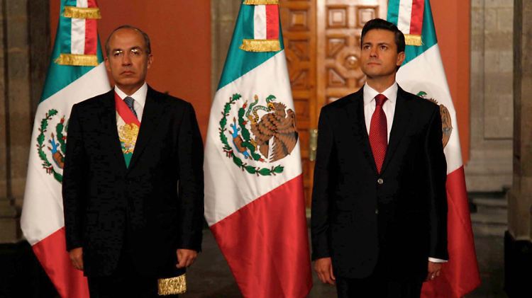 Der alte und neue Präsident: Felipe Calderon und Enrique Peña Nieto (rechts).