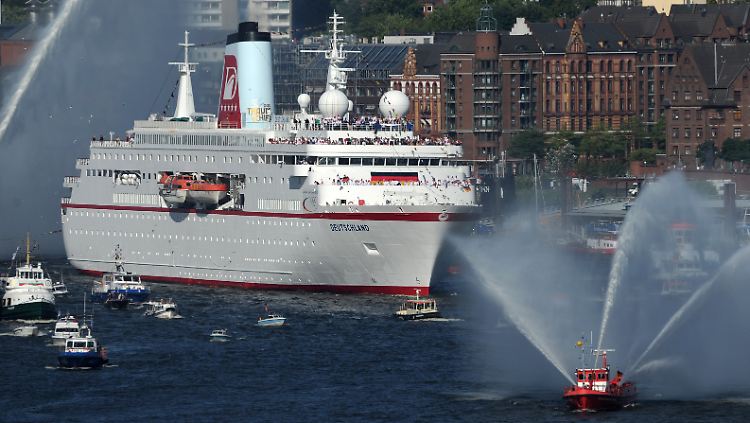 Das Kreuzfahrtschiff "MS Deutschland" kommt läuft nach den Olympischen Spiele mit den deutschen Teilnehmern  an Bord im Hafen von Hamburg ein.