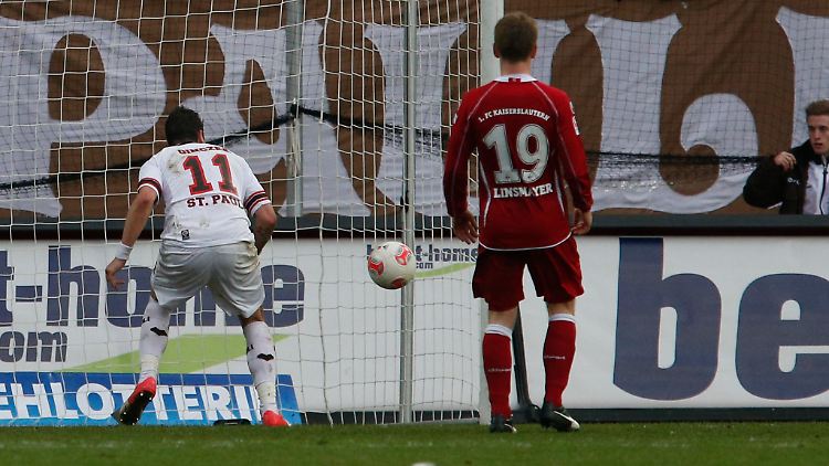 Da rollt der Ball ins Tor. St. Pauli gewinnt im heimischen Stadion.