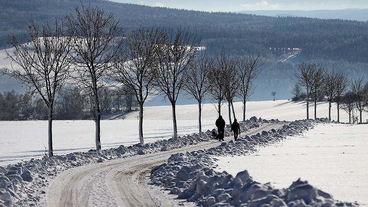 Bei Lößnitz in Sachsen liegt eine weiße Schneedecke auf dem Land.