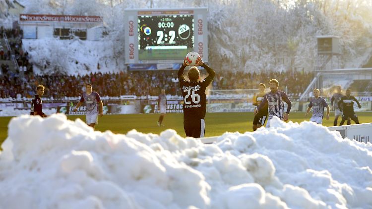 In der zweiten Liga in Aue musste die Helfer erstmal ran, bevor der Rasen bespielbar war.