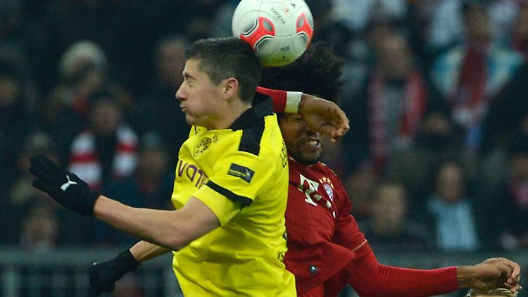 Robert Lewandowski und Dante im Luftkampf