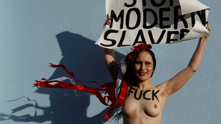 Eine Femen-Aktivistin verschafft sich Aufmerksamkeit.