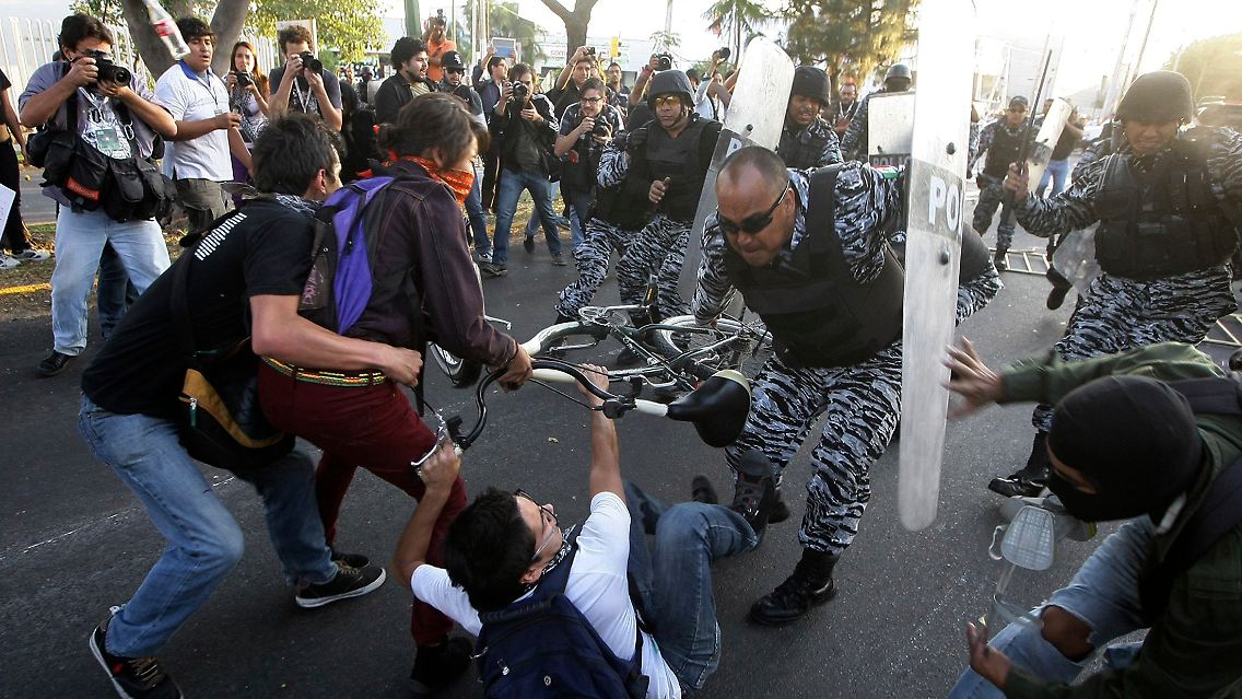 2012-12-02T040014Z_01_EGC16_RTRMDNP_3_MEXICO-PENANIETO.JPG4945708207098220890.jpg