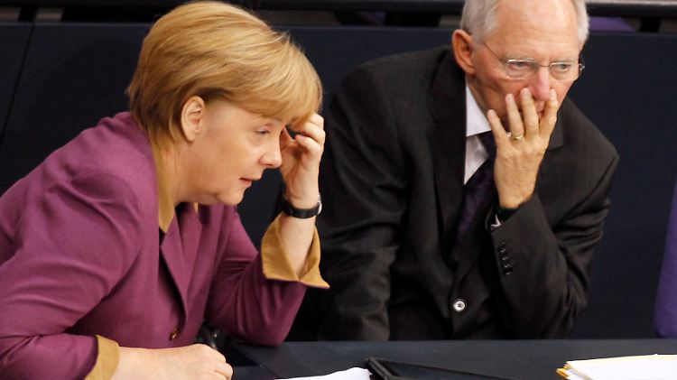 Nachdenkliche Gesten am Rande der großen Griechenland-Abstimmung im Bundestag: Die Kanzlerin und ihr Finanzminister Wolfgang Schäuble.