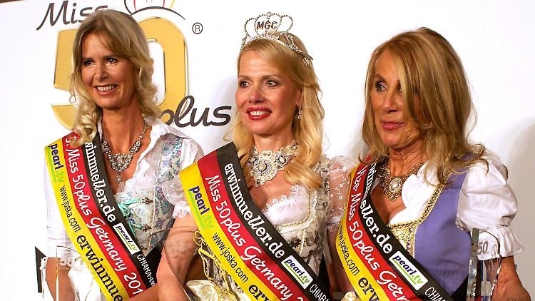 Die schönsten Frauen Deutschlands über 50 Jahre: Christine Wache (M) aus Berlin posiert zusammen mit der Zweitplatzierten Margit Christine Müller-Davidi und Karen Anne Gottwald (beide aus Niedersachsen).