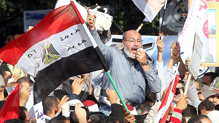 Demonstranten protestieren für ihren Präsidenten Mursi.