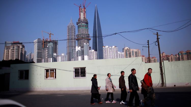 Rasanter Wandel in Schanghai: Im Stadtteil Pudong Lujiazui wachsen die Bürotürme in den Himmel.