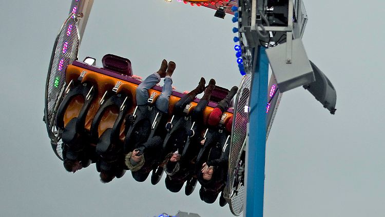 Eine halbe Stunde kopfüber in schwindelnder Höhe: Die betroffenen Besucher des Hamburger Doms hatten sich den Samstagabend vermutlich anders vorgestellt.