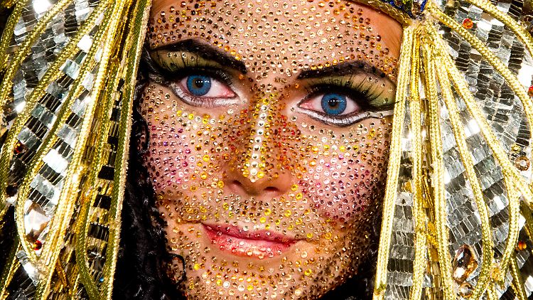 Heidi Klum zeigt ihre aufwändige Verkleidung.