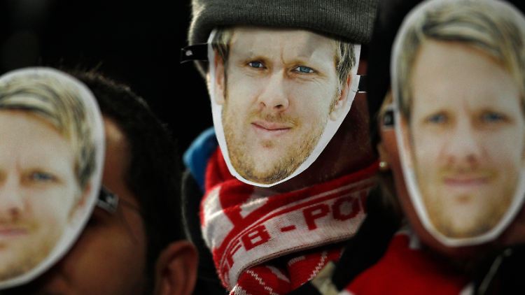 Zu Beginn der Partie erklang "das Haus von Veh", die Fans sangen mit und setzten die Maske von Sascha Rösler auf.