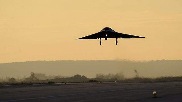 Die Ähnlichkeiten zu Stealth-Bombern wie der B-2 von Northrop ergeben sich schon aus den Anforderungen: Hohe Zuladung, flache Radarsignatur.