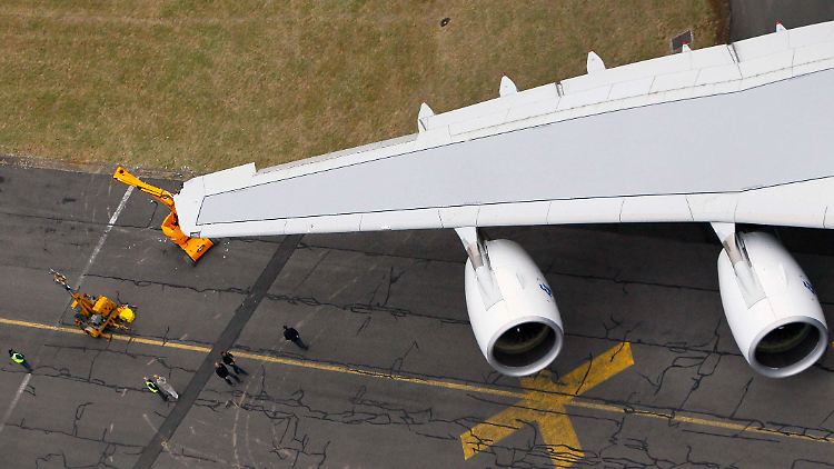 Reparaturarbeiten an einem A380 bei der Paris Air Show.