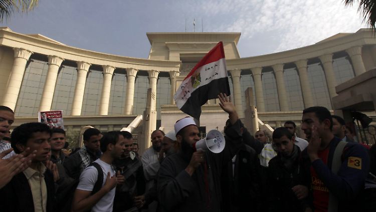 Pro-Mursi-Demonstranten protestieren vor dem Obersten Gericht.