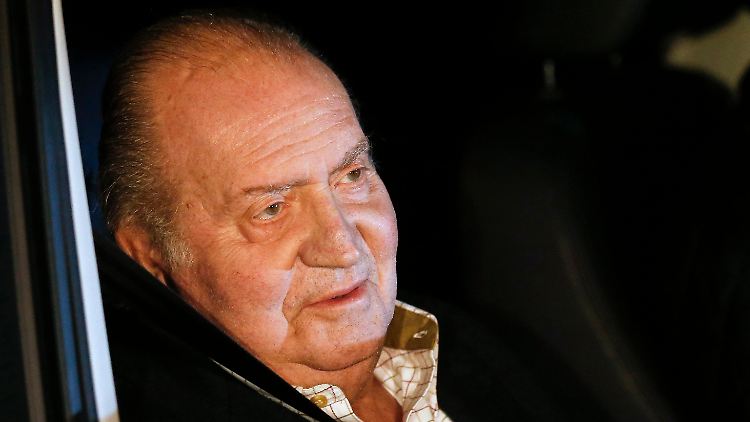 Müde wirkte der König beim Verlassen der Klinik.