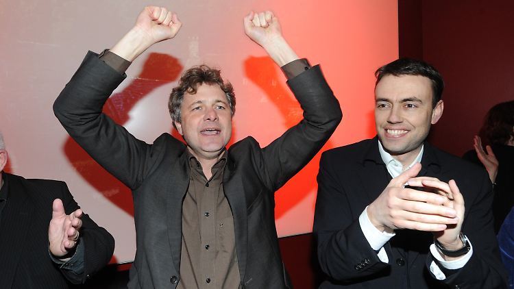 Mentrup (l.) und SPD-Landeschef Schmid bejubeln den Wahlsieg in Karlsruhe.