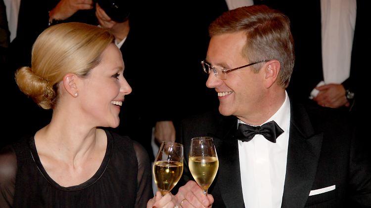 Zur Hochzeit sollen die Wulffs 10.000 Euro in bar geschenkt bekommen haben.