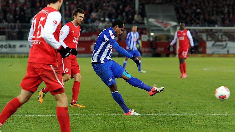 Später Entscheidungstreffer: Herthas Ronny erzielt per Distanzschuss das 2:1.