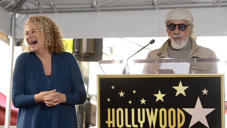 Carole King freut sich über ihren Stern (rechts: Produzent Lou Adler).