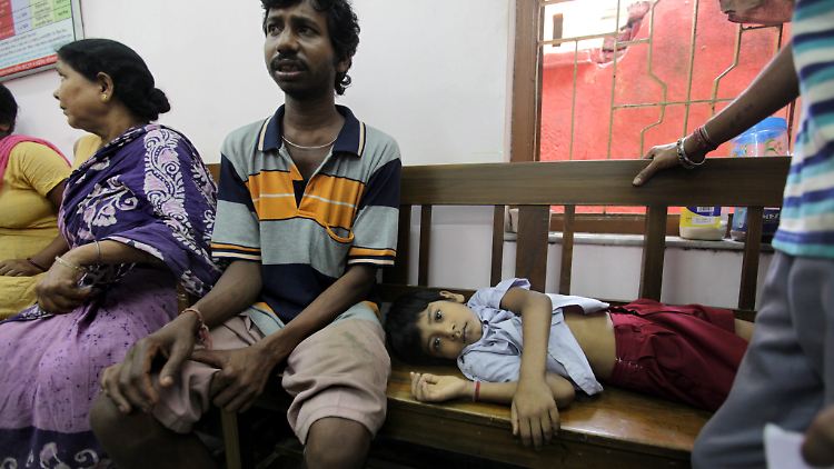 In Indien stehen die Menschen in Krankenhäusern an, um behandelt zu werden.