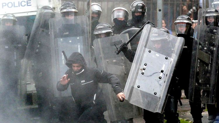 Ein jugendlicher Nationalist durchbricht die Polizeiabsperrungen rund um das Rathaus.
