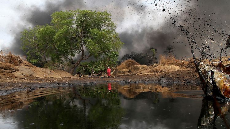 Öllecks gelten als eine der größten Bedrohungen für die Natur in Nigeria. Zugleich ist der Rohstoff aber die bedeutendste Einkommensquelle der Nigerianer. Rund 80 Prozent des Staatseinkommens stammt aus der Förderung.