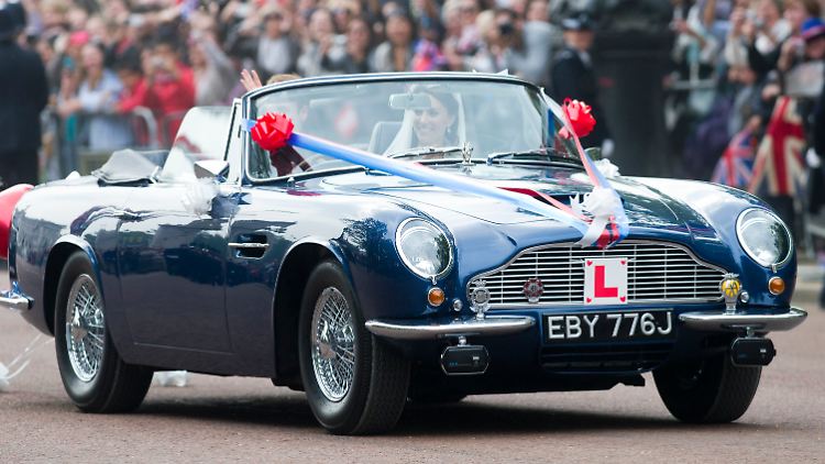 Im "Aston Martin Volante" auf dem Weg in einen neuen Lebensabschnitt: Kate und William nach der Trauung im April 2011.