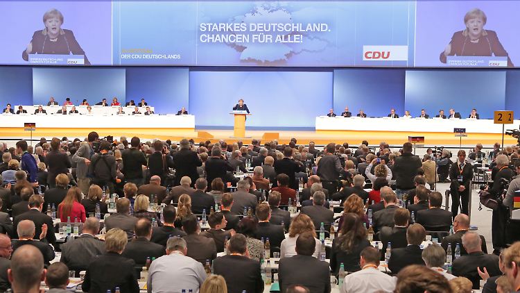 Die Union kann den Parteitag in Hannover beruhigt angehen. Nach der Forsa-Sonntagsfrage ist die Union stärkste Kraft. Bangen um den Einzug ins Parlament müssen die Piraten und die FDP.