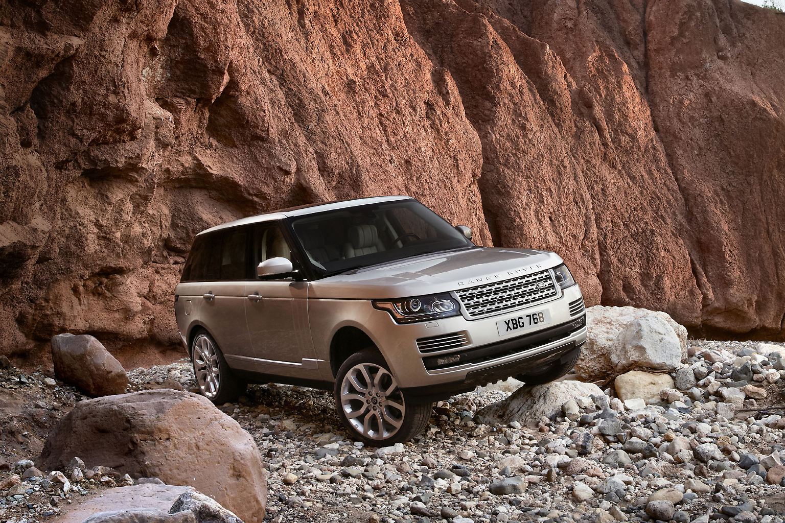 Wer im Segment der "dicken Dinger" nicht dabei ist, hat ein Problem. Besonders im Kompaktformat läuft es super. Nicht zuletzt deswegen specken die Großen ab. Ein hoher Aluminiumanteil sorgt beim Range Rover 2013 dafür, dass die vierte Generation ganze 420 Kilogramm leichter geworden ist. Neuer Basismotor ist der TDV6 aus dem Discovery mit 258 PS. 