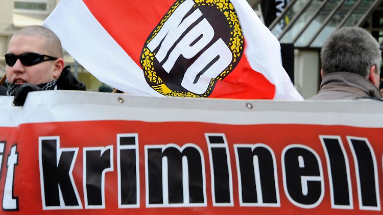 Mehr als 2.600 Belege haben Bund und Länder über die Verfassungsfeindlichkeit der NPD gesammelt - etwa auf Demonstrationen.
